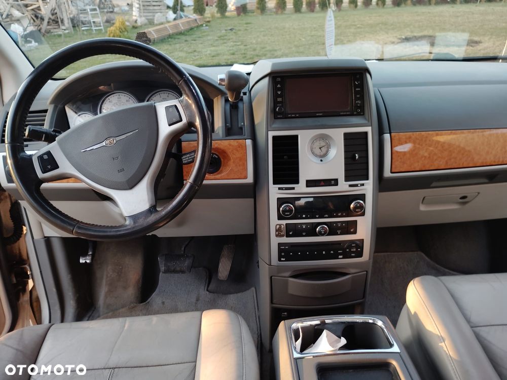 Chrysler Town & Country - 11