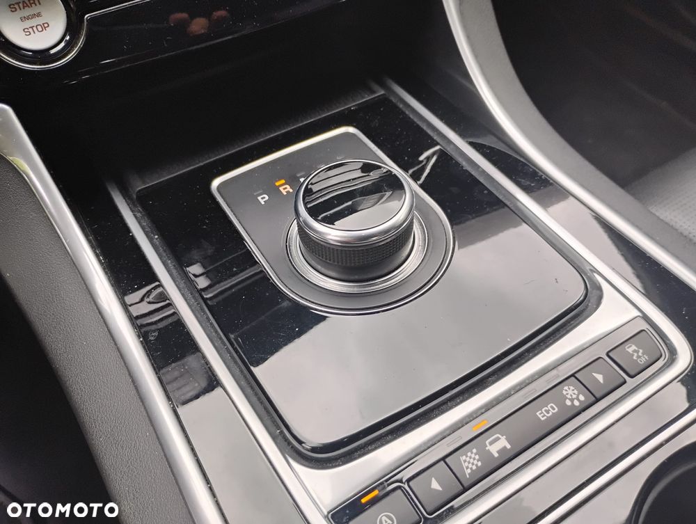 Jaguar XE 2.0 D AWD R-Sport - 26