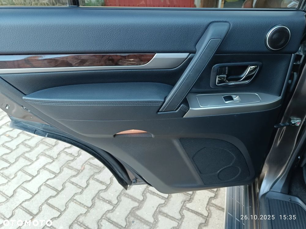 Mitsubishi Pajero - 33