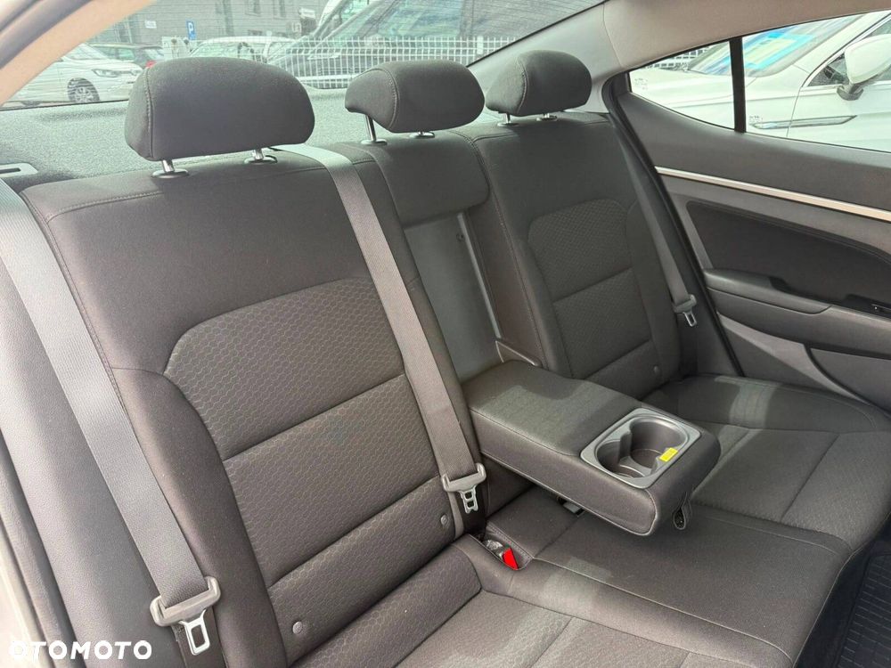 Hyundai Elantra 1.6 Comfort - 18