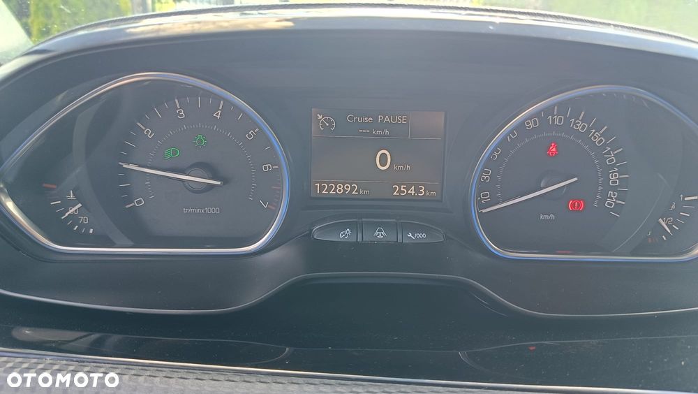 Peugeot 2008 1.2 Pure Tech GPF Signature S&S - 19