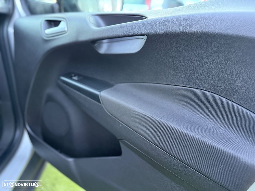 Ford Transit Courier - 23