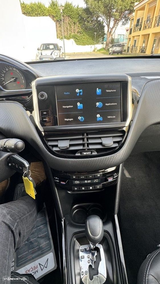 Peugeot 2008 1.2 PureTech Allure EAT6 - 12