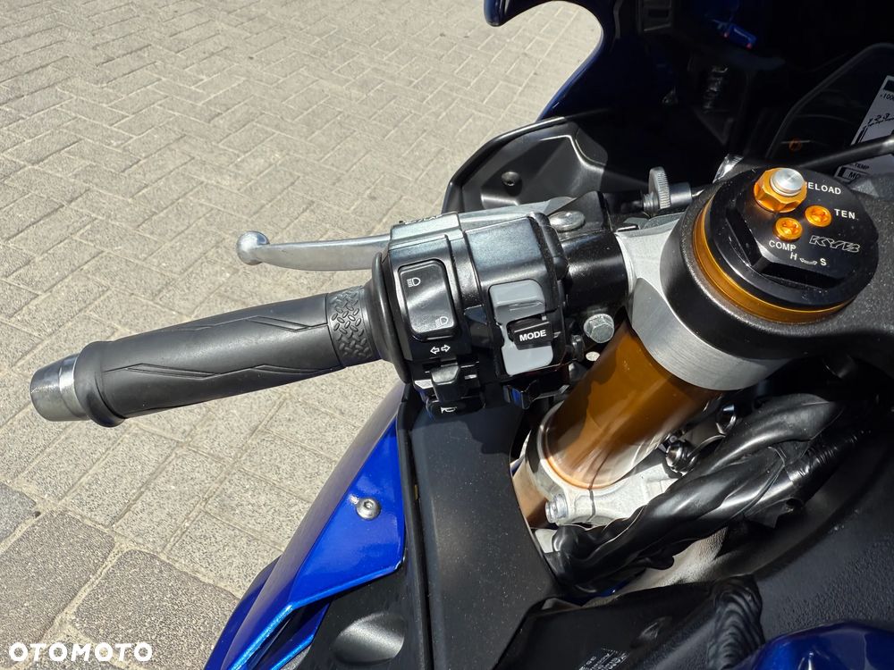 Yamaha R1 - 11
