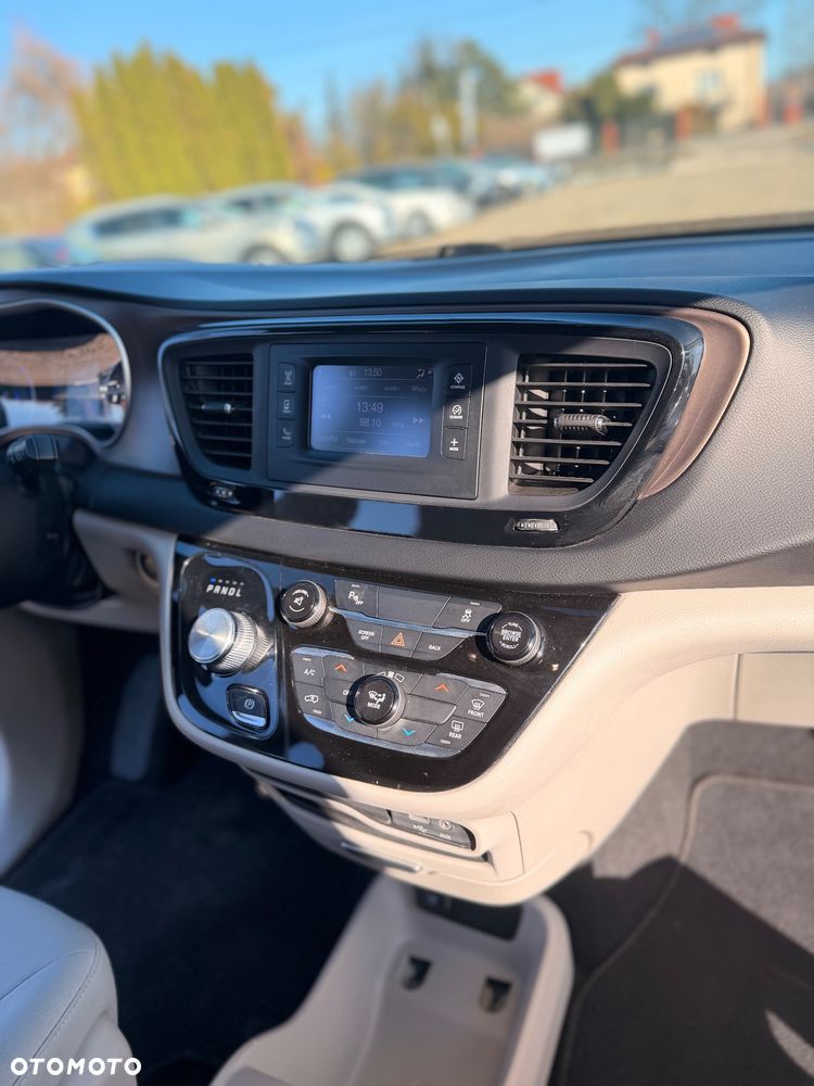 Chrysler Pacifica - 17