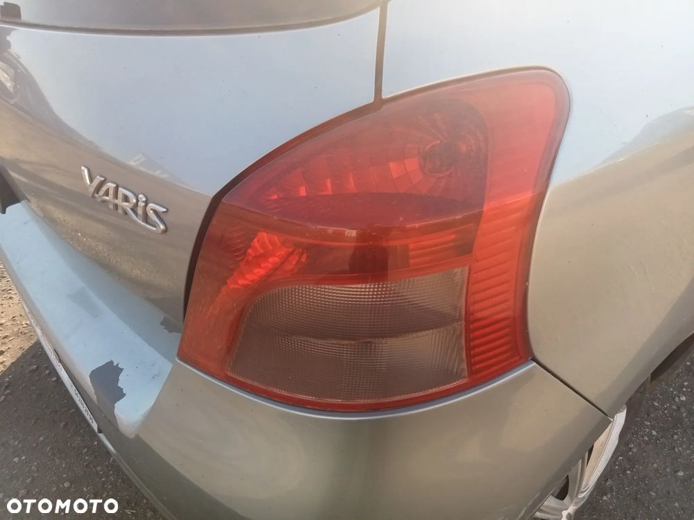 lampa prawa tył yaris 2 5 drzwi