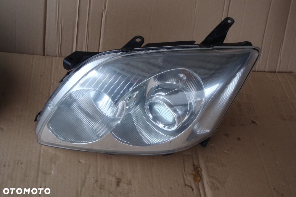 TOYOTA AVENSIS T25 03-06  lempa lewa przednia xenon EU - 1