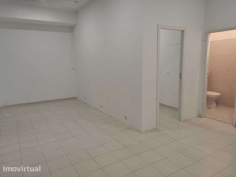 Arrendo Loja com 60 mts2 e WC - Grande imagem: 3/3