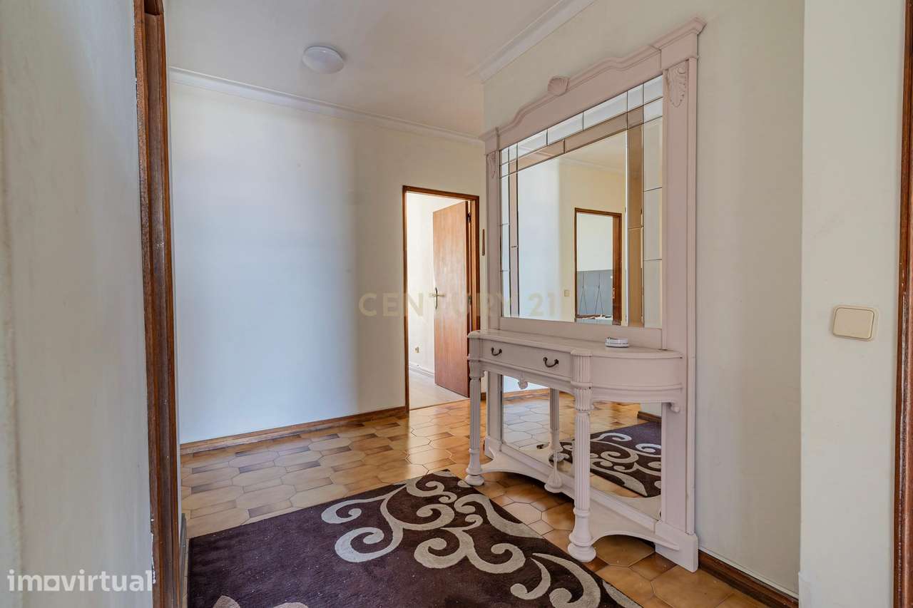 Apartamento T3 Mobilado Próximo do Mercado Municipal com Elevador - Grande imagem: 2/22
