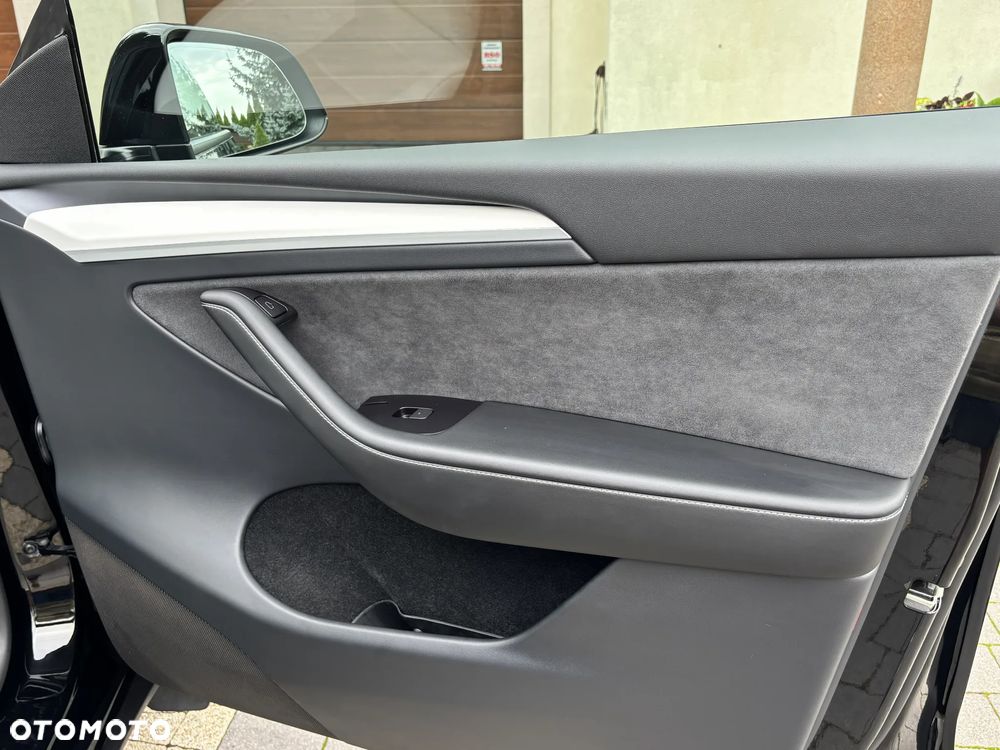 Tesla Model Y - 10