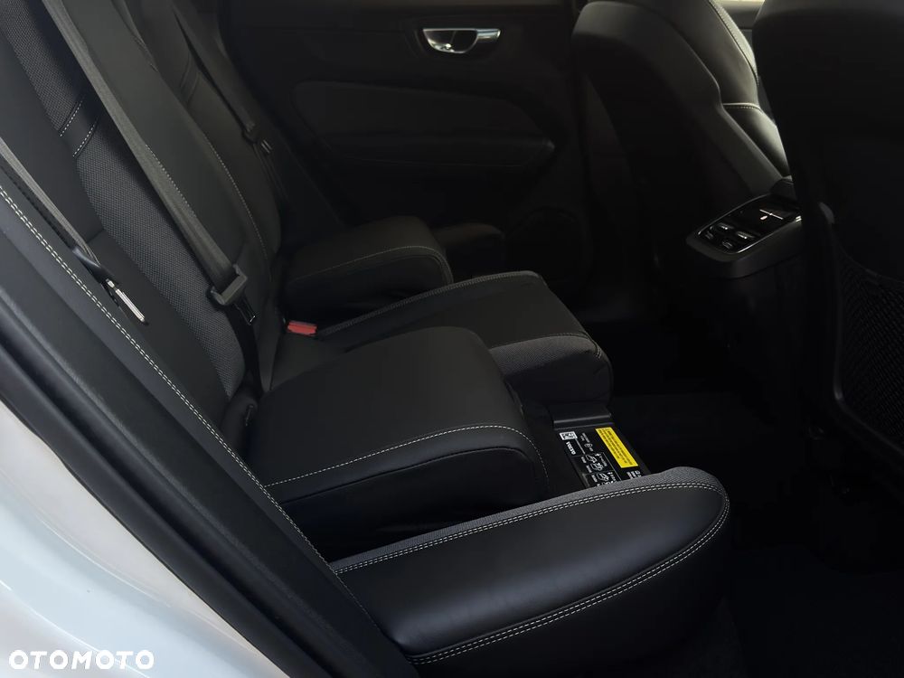 Volvo XC 60 B4 D AWD Plus Dark - 28
