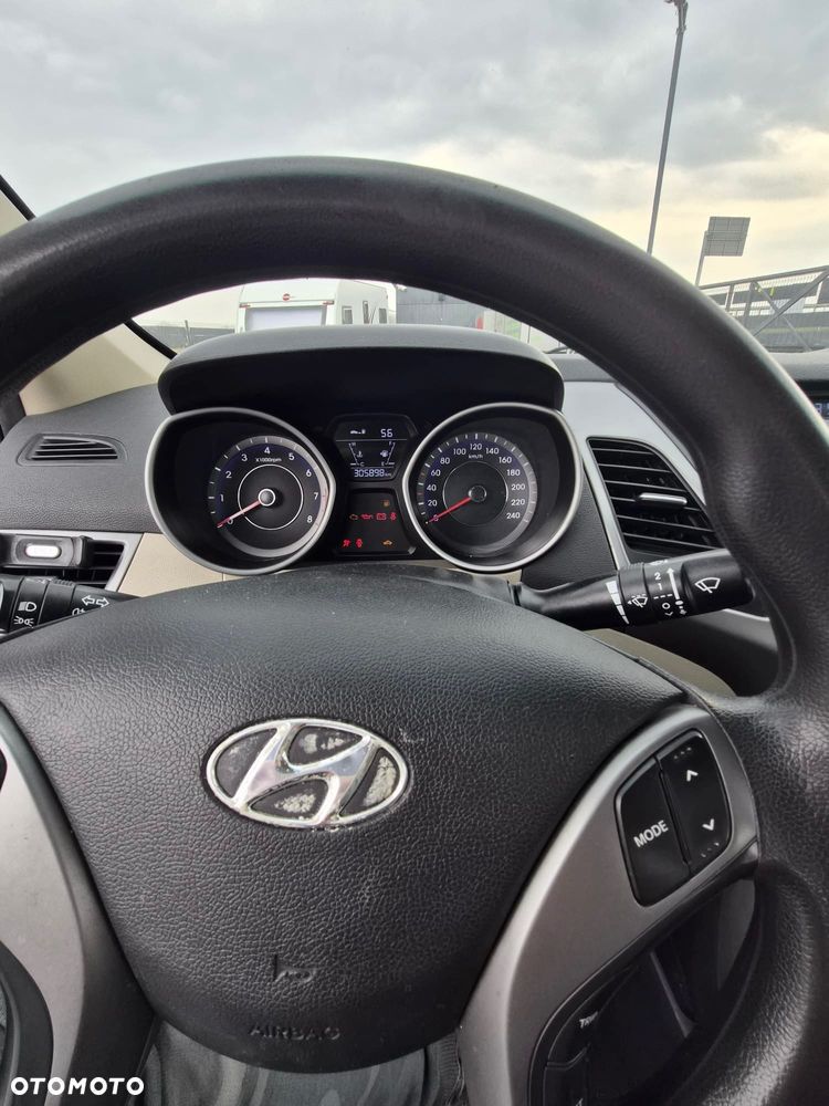 Hyundai Elantra 1.6 Comfort - 4