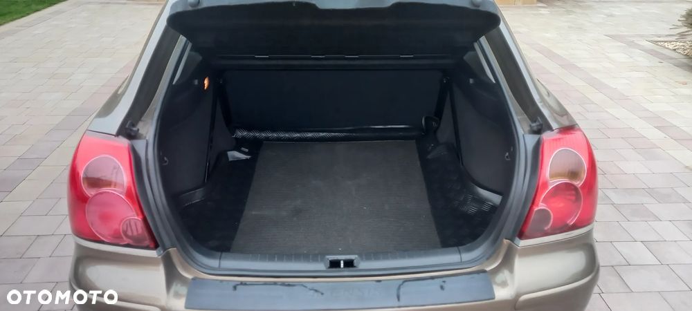 Toyota Avensis 1.8 VVT-i Luna - 17