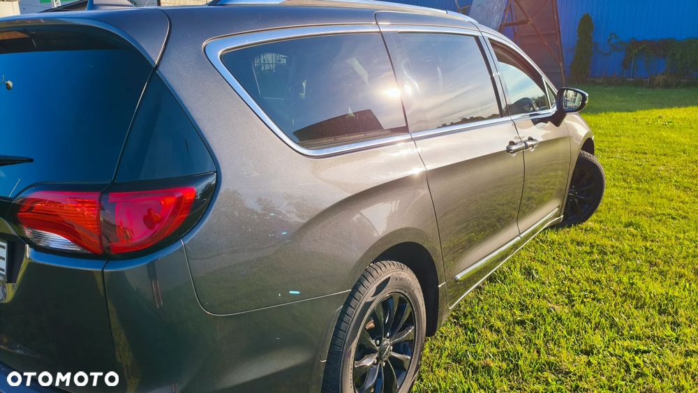 Chrysler Pacifica - 12