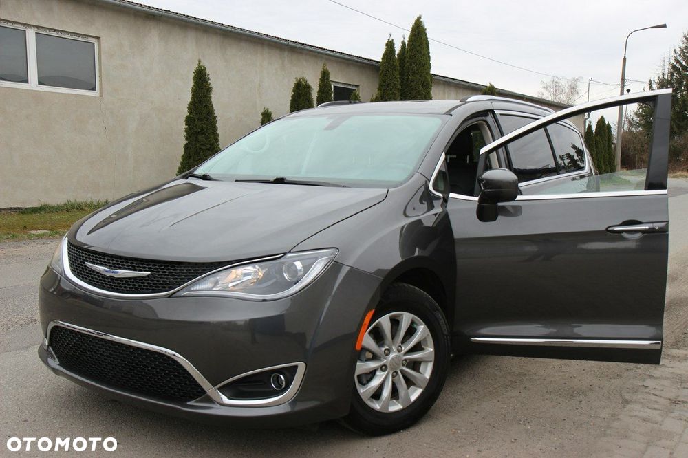 Chrysler Pacifica - 10
