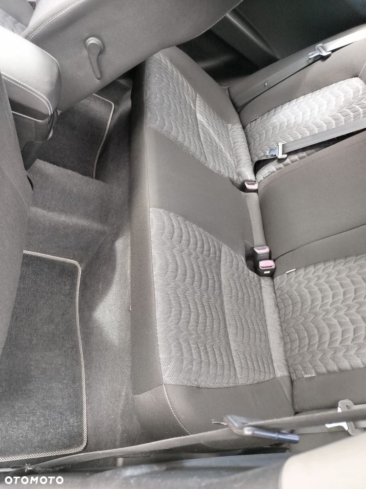 Kia Ceed - 11