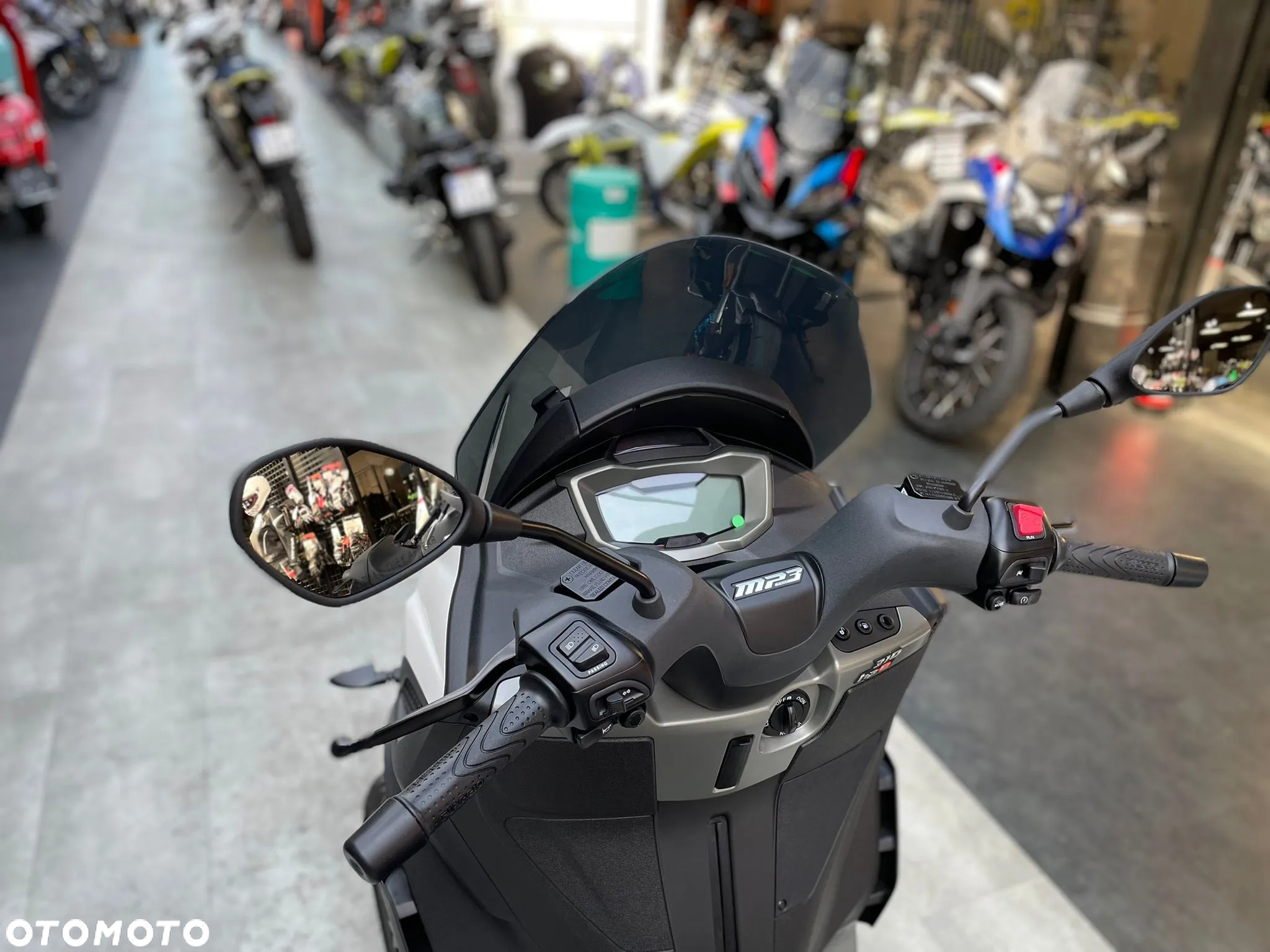 Piaggio MP-3 - 10