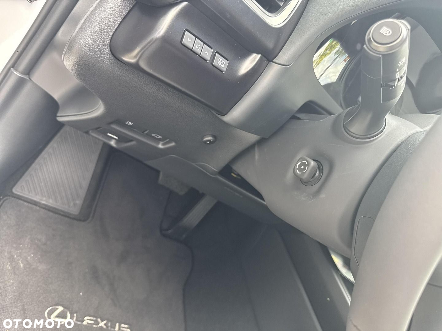 Lexus UX - 12