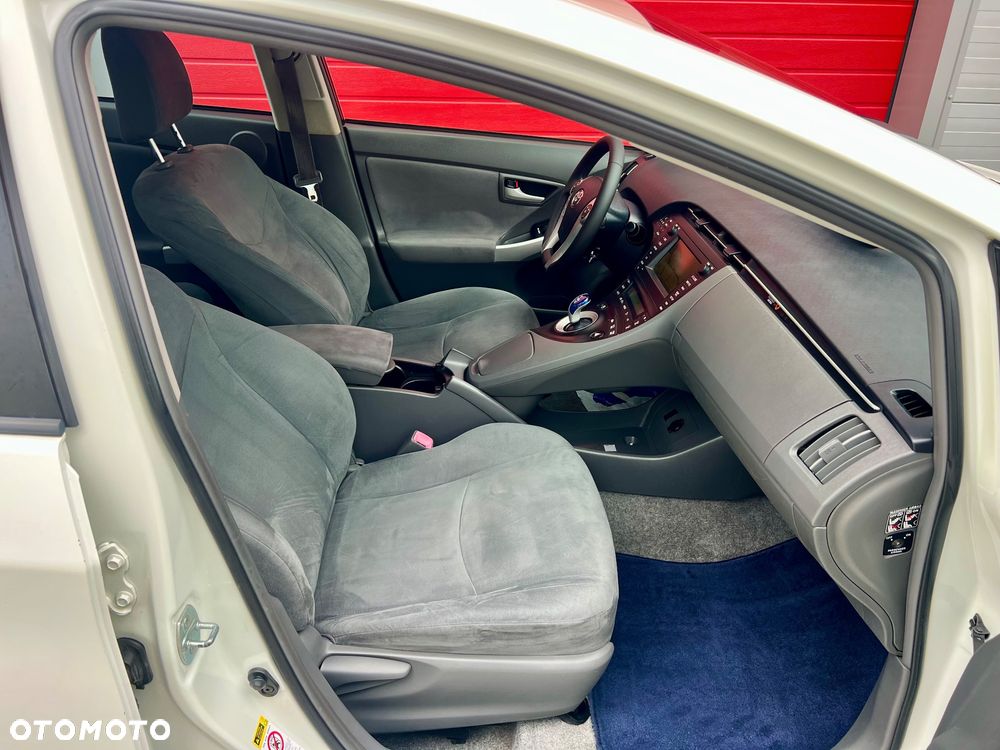 Toyota Prius (Hybrid) Executive - 6