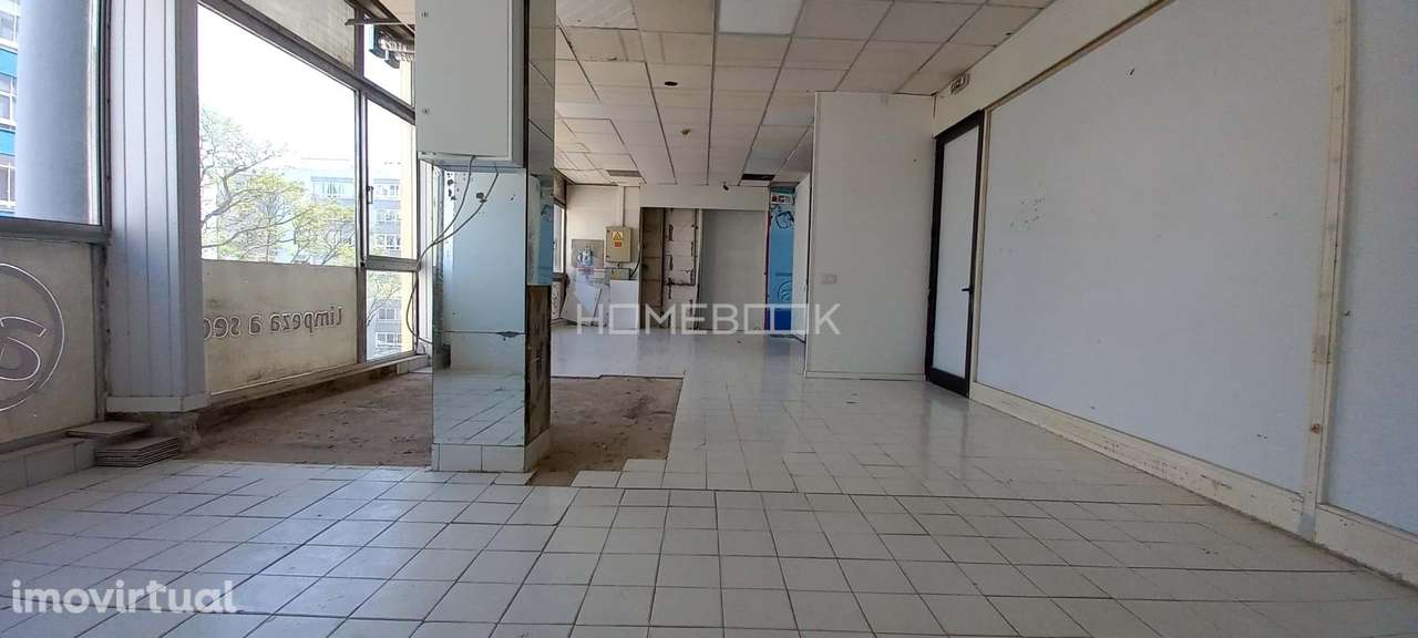 Espaço comercial amplo com elevada exposição, luz natural e potencial - Grande imagem: 3/11