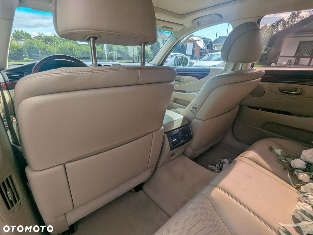 Lexus LS 460 AWD - 26