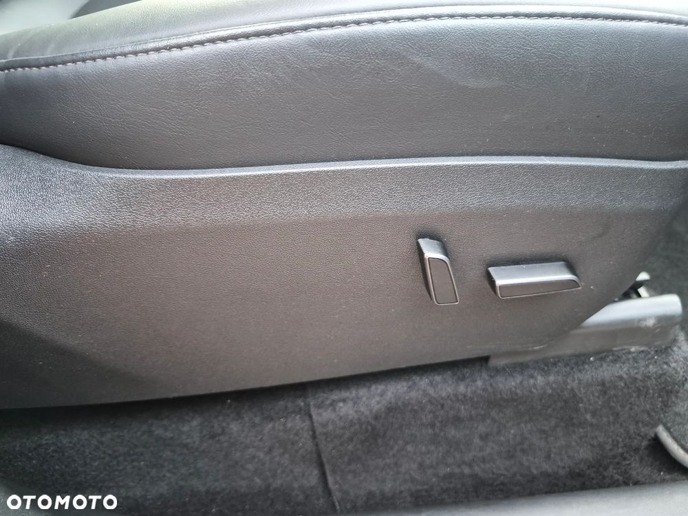 Tesla Model Y Long Range Dual Motor AWD - 12