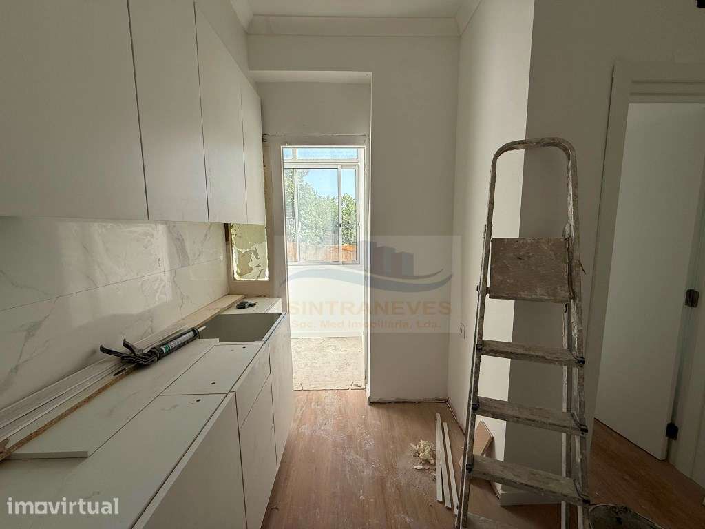 Apartamento T2 na Pontinha com varanda totalmente remodelado - Grande imagem: 4/15
