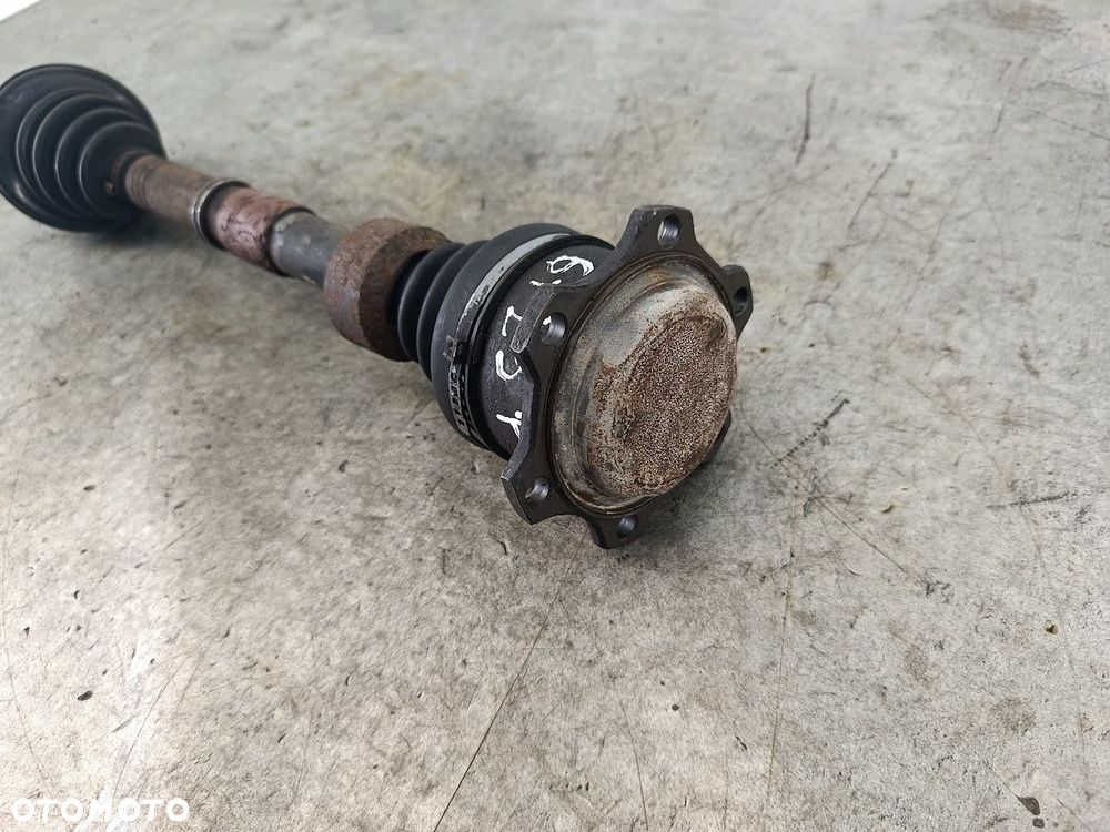 PÓŁOŚ PRAWA PRZÓD AUDI 80 B4  2.0 8V - 3
