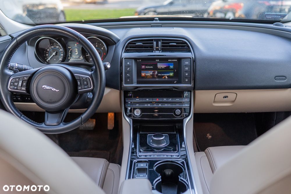 Jaguar XE 2.0 D Prestige - 15