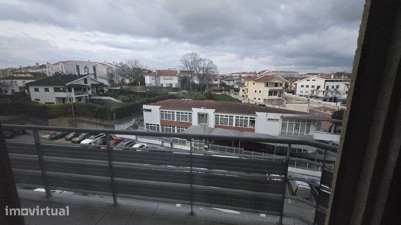 Fantástico T2 no centro de Viseu, com varandas e garagem - Grande imagem: 2/8