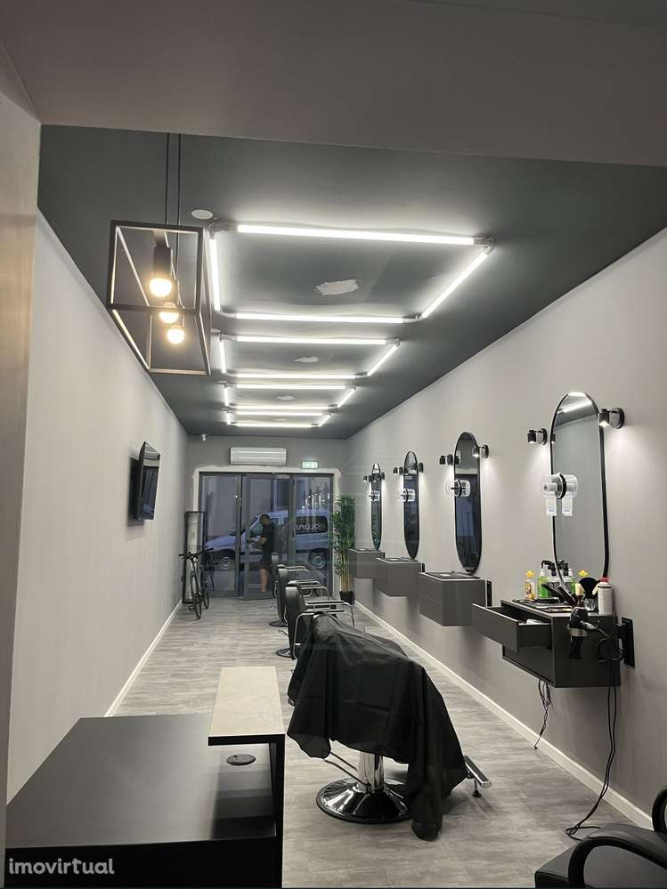 Cadeiras de Barbeiro no Centro São Mamede Infesta - Grande imagem: 4/5