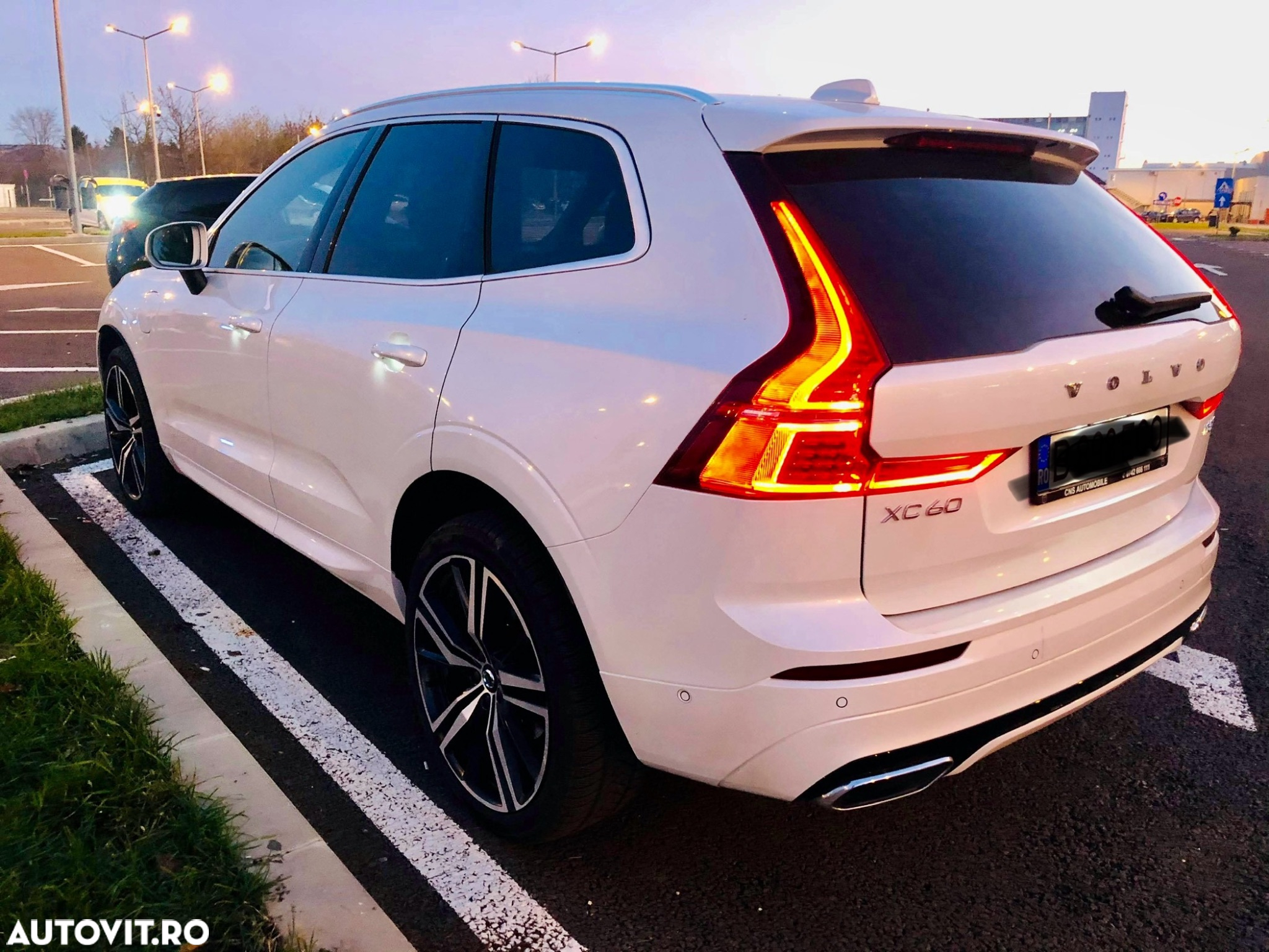 Volvo XC 60 Recharge T8 Twin Engine eAWD R-Design - 4
