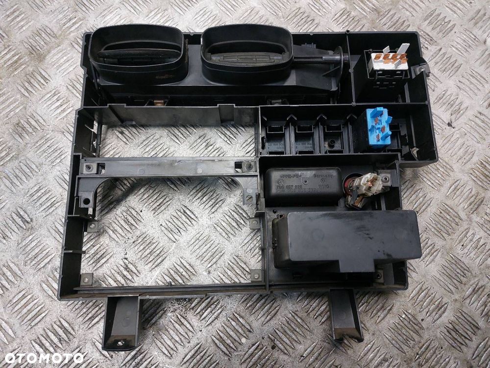 RAMKA KONSOLI ŚRODKOWEJ VOLKSWAGEN TRANSPORTER T4 LIFT 7D1858089F - 3