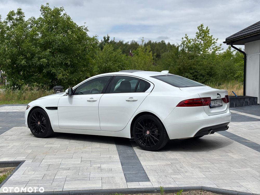 Jaguar XE 2.0 T Prestige - 5