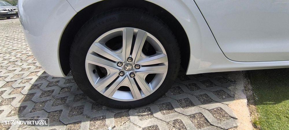 Peugeot 208 1.2 PureTech Allure - 26