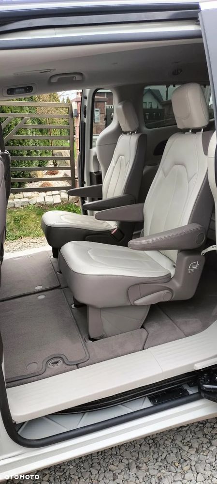 Chrysler Pacifica - 16