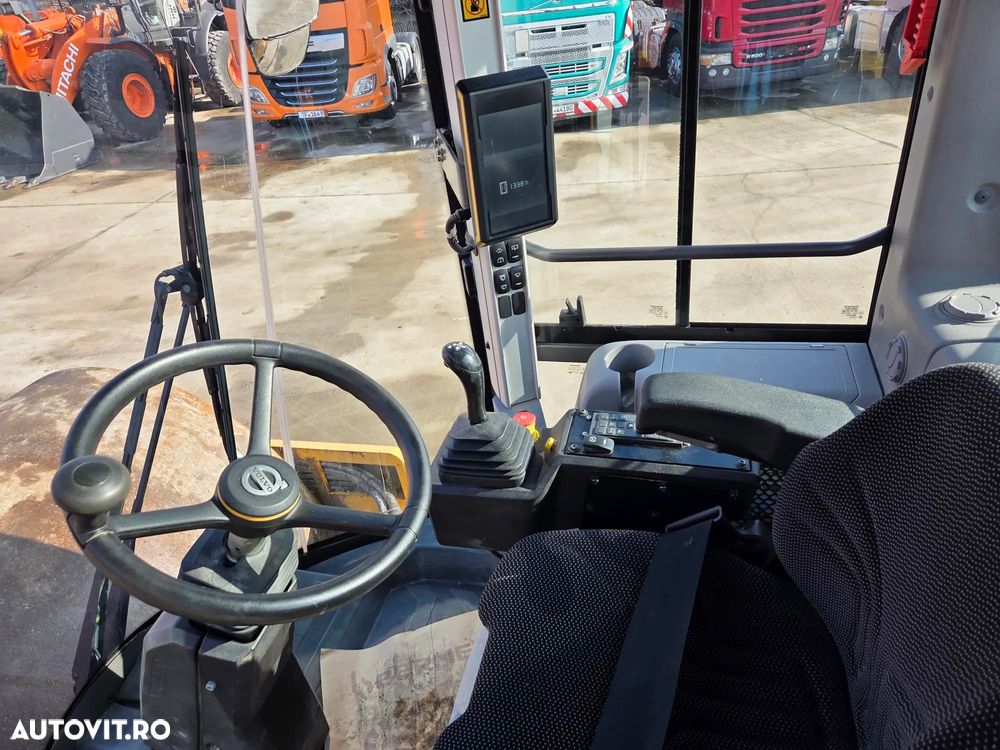 Volvo SD135B, 13,5t, latime tambur 2,3m, FULL OPTION, AC, oblon electric, GPS, antifurt, senzori pozitie, Anv 80% -ok, motor Volvo 150CP, Lung 6,1m, posibilitate leasing 4 ani, PROMOTIE 69.900 EUR+Tva - 25