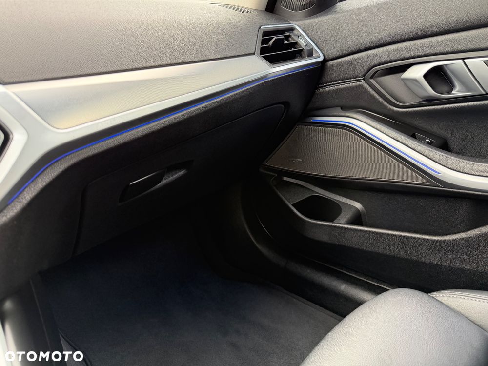 BMW Seria 3 320d Edition Luxury Line Purity - 22
