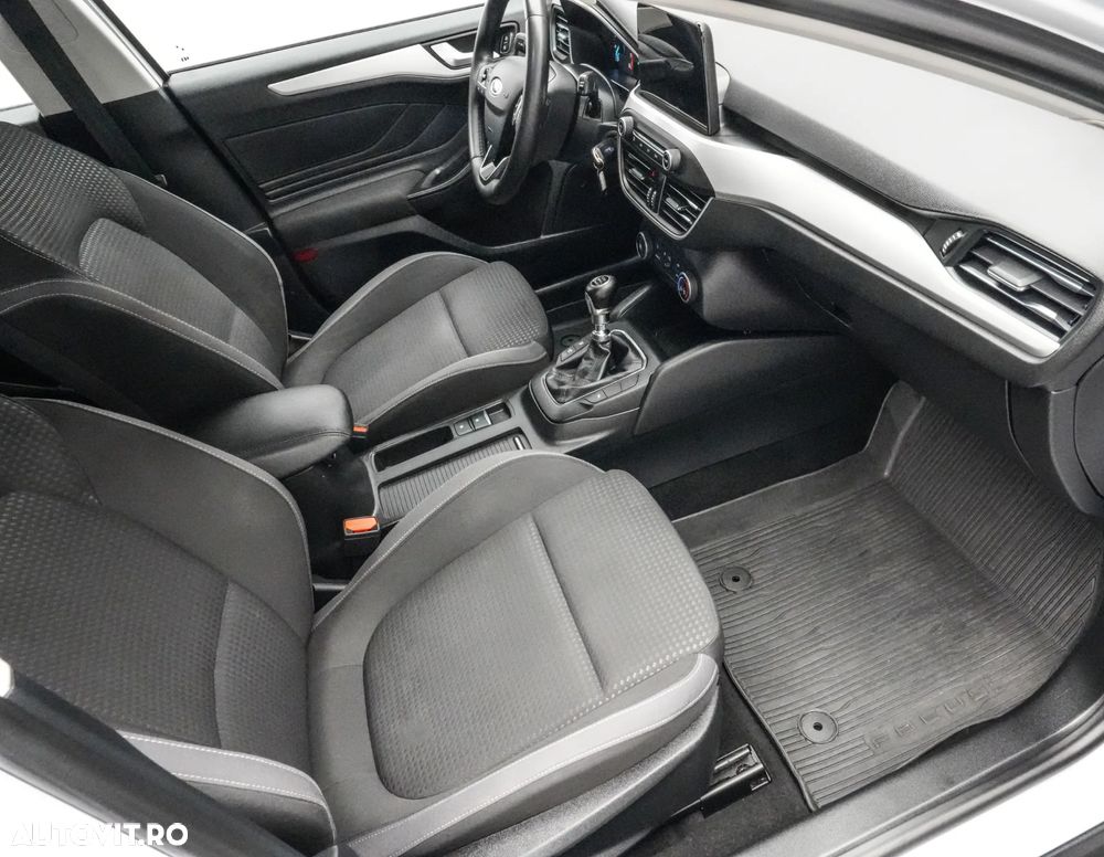 Ford Focus 1.0 EcoBoost 6MT MHEV Titanium - 11