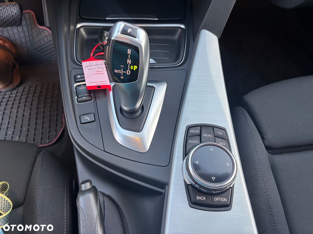 BMW Seria 3 318d DPF Touring Edition Sport - 25