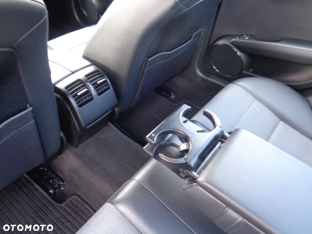 Mercedes-Benz Klasa C 180 CGI BlueEFFICIENCY Avantgarde - 23