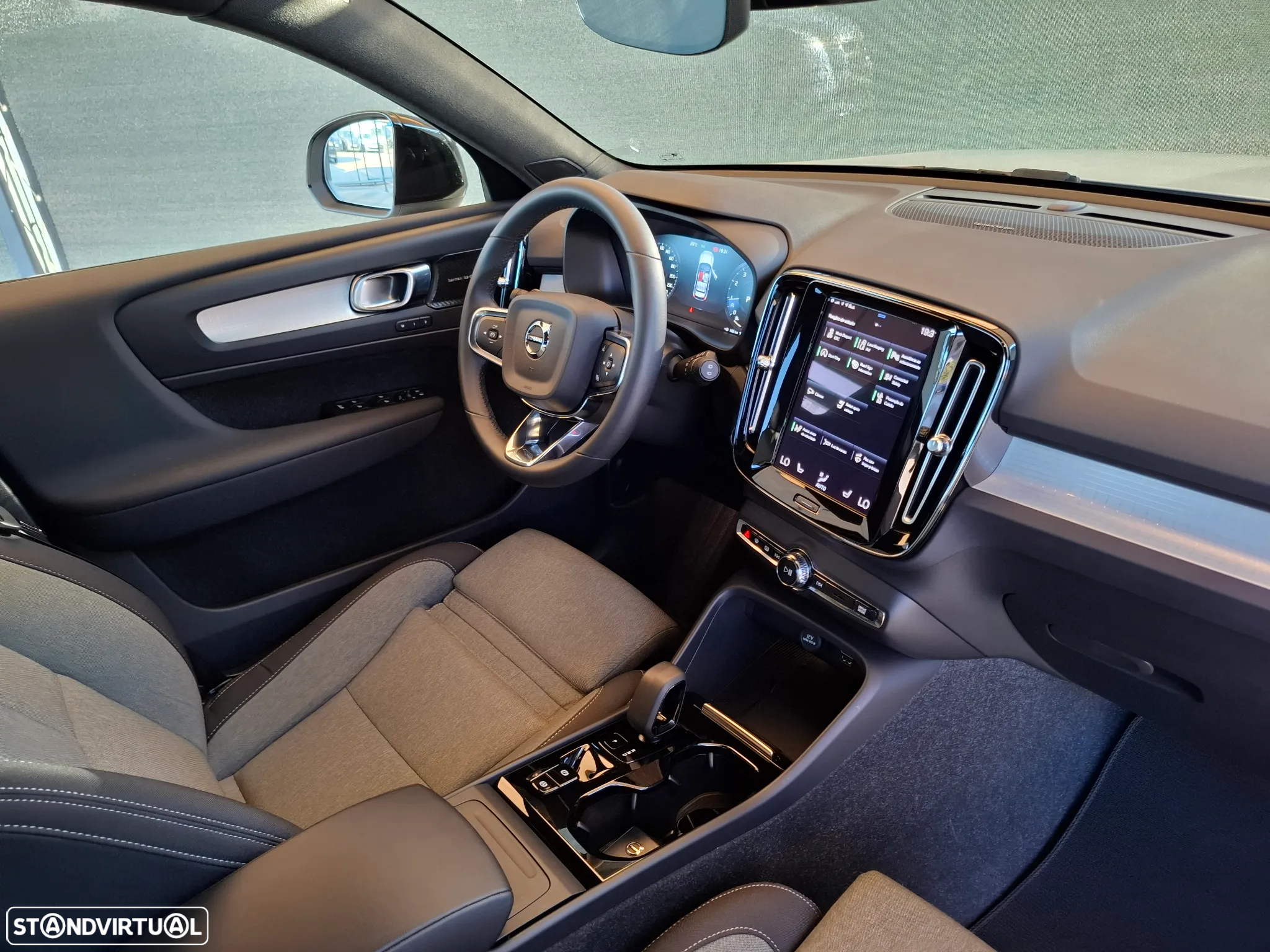 Volvo XC 40 1.5 T2 Plus Dark Auto - 42