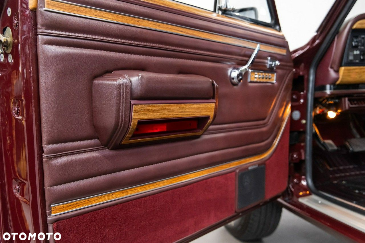 Jeep Wagoneer - 32