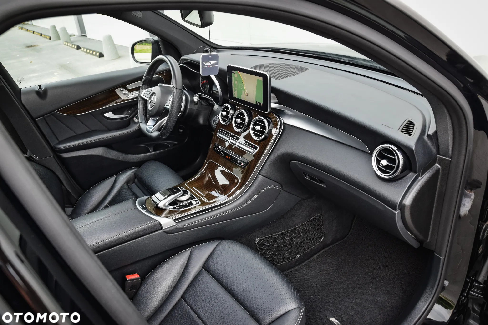 Mercedes-Benz GLC 300 4Matic 9G-TRONIC AMG Line - 24