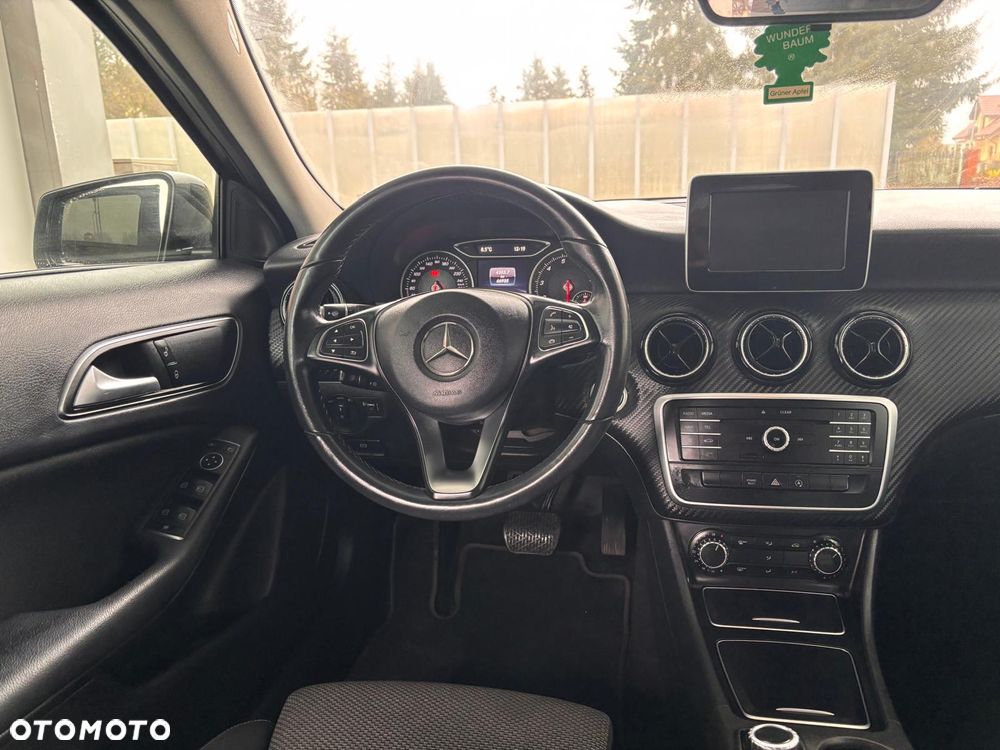 Mercedes-Benz GLA 180 7G-DCT - 14