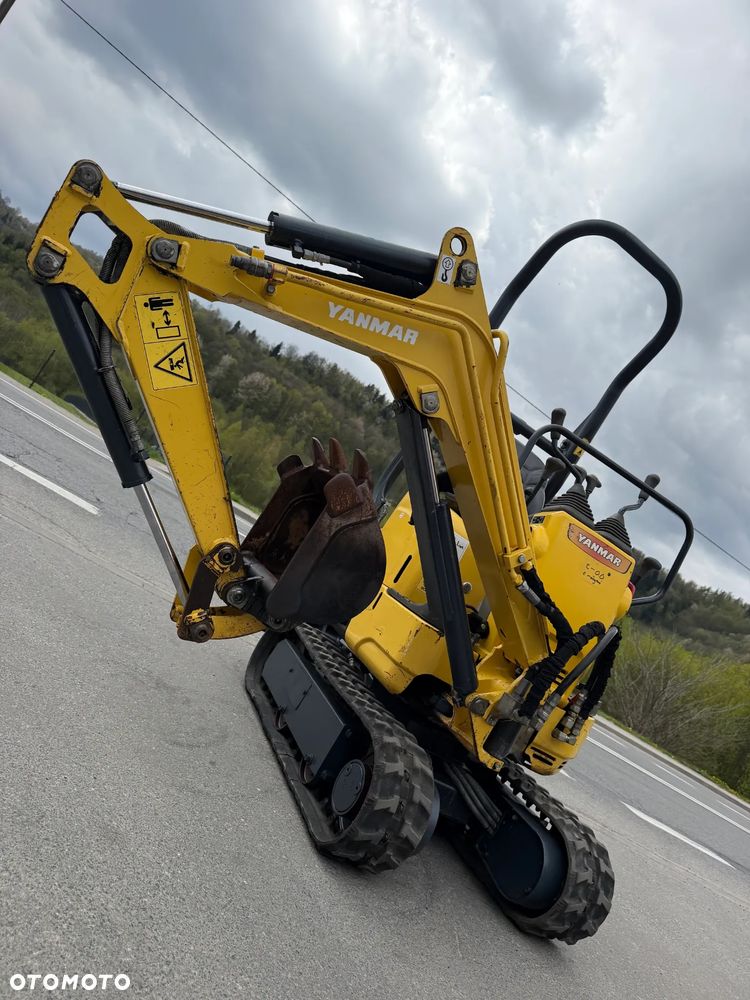 Yanmar SV08-1AS Japońska Minikoparka Gąsienicowa. Koparka 1,1 tony. Maszyna jak Nowa. 2017rok. Pochodzi z Norweskiego Gospodarstwa Ogrodniczego! 2 Rozsuwane Podwozie. Dokumentacja. Dodatkowe sekscje Hydrauliczne na młot lub wiertnice. Ani deka luzów czy wycieków. Szybkozłącze. Skrętne ramię. OKAZJA Zadbana Maszyna! Bardzo oszczędny silnik Yanmar. Mocne pompy Hydrauliczne!! 851mtg. Ani deka luzów czy wycieków, Aktualna Dekra. Po serwisach! - 18