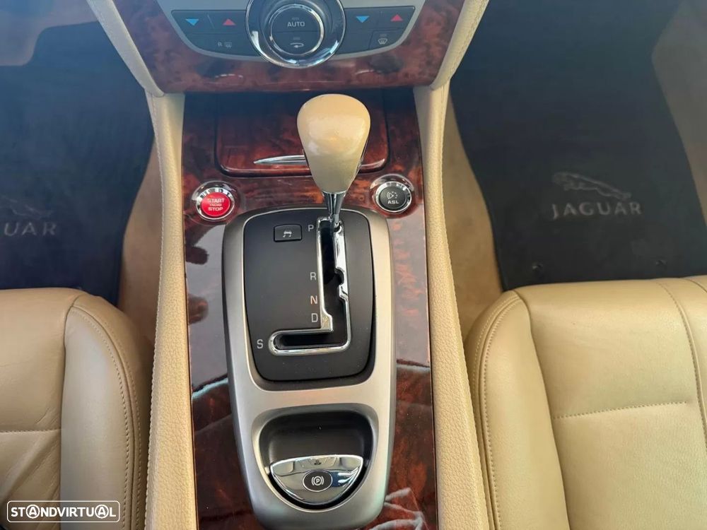 Jaguar XK 4.2 V8 - 10