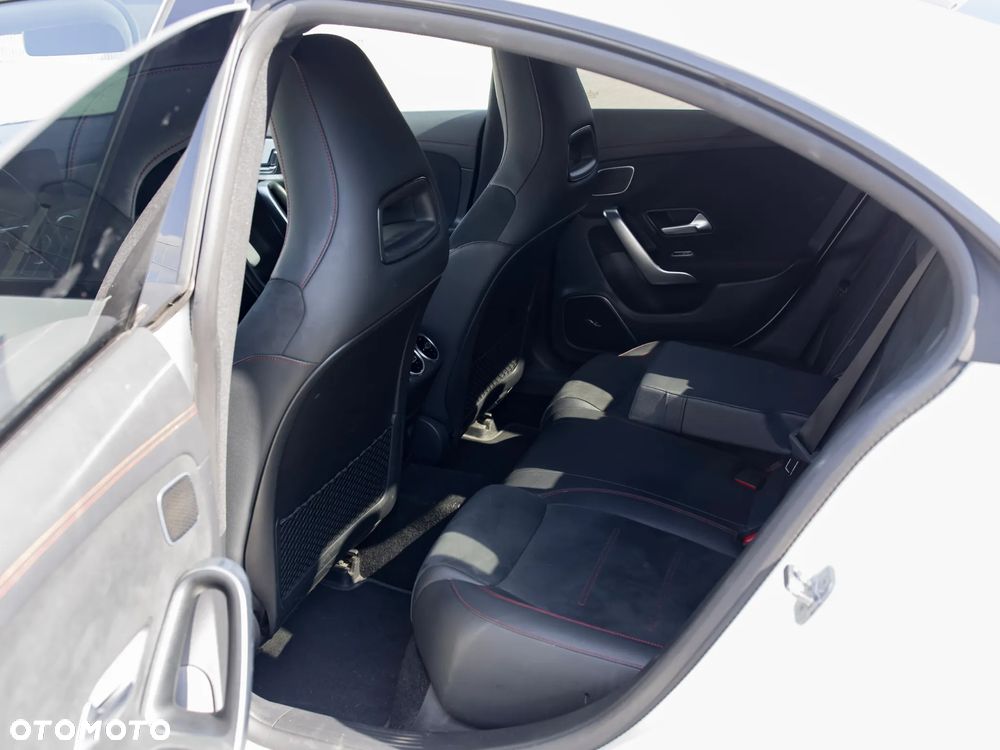 Mercedes-Benz CLA 200 7G-DCT - 30