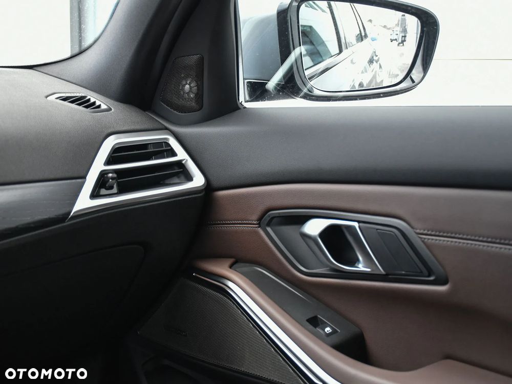 BMW Seria 3 330i M Sport - 28