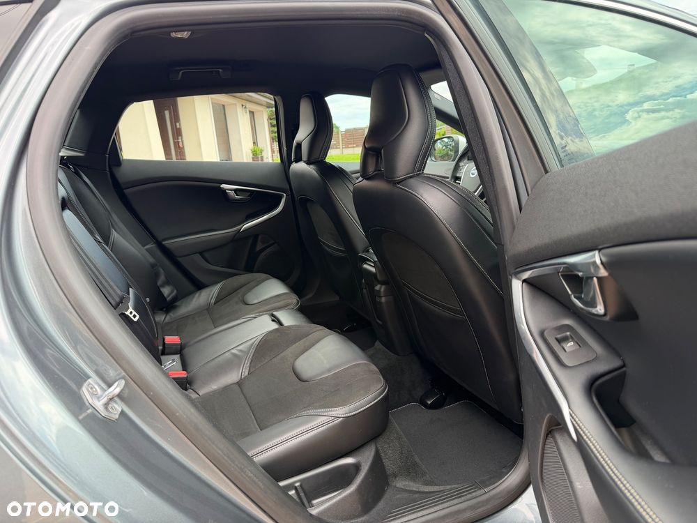 Volvo V40 D2 Drive-E R-Design Momentum - 17